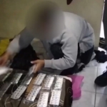 Ditresnarkoba Polda Metro Jaya mengungkap dugaan peredaran obat keras daftar G di Pesanggrahan, Jakarta Selatan. Polisi mengamankan R dan 4.872 butir obat keras. (Ditresnarkoba Polda Metro Jaya)
