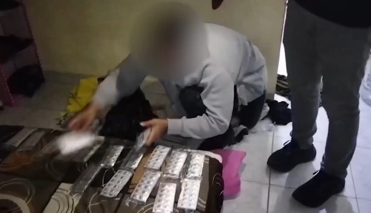 Ditresnarkoba Polda Metro Jaya mengungkap dugaan peredaran obat keras daftar G di Pesanggrahan, Jakarta Selatan. Polisi mengamankan R dan 4.872 butir obat keras. (Ditresnarkoba Polda Metro Jaya)