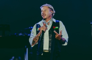 Sejumlah musisi, termasuk Finneas, Lukas Graham, Aaron Rowe, dan Beoga, mundur dari tur Ed Sheeran setelah Macklemore dikeluarkan dari jajaran penampil karena pernyataannya soal Palestina. (Instagram/Macklemore)