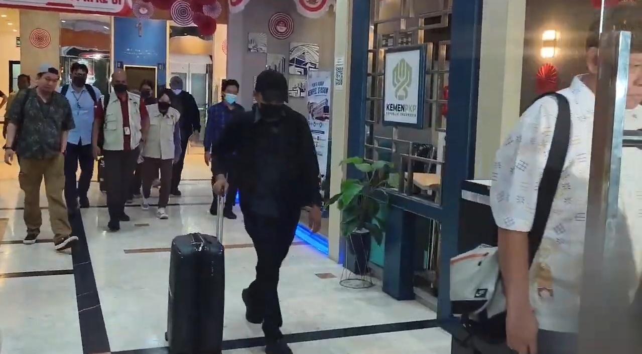 KPK menggeledah kantor ATR/BPN terkait kasus dugaan suap pembukaan blokir HGB Summarecon di Bogor. Penyidik membawa tiga koper berisi dokumen dan barang elektronik. (Foto: ReportaseNews/Tama)