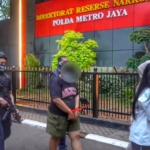 Polda Metro Jaya mengamankan dua perempuan di Senen, Jakarta Pusat, terkait dugaan peredaran 216 cartridge yang diduga mengandung etomidate. (Foto: Ditresnarkoba PMJ)