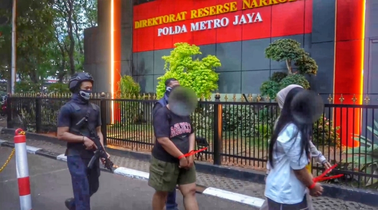Polda Metro Jaya mengamankan dua perempuan di Senen, Jakarta Pusat, terkait dugaan peredaran 216 cartridge yang diduga mengandung etomidate. (Foto: Ditresnarkoba PMJ)