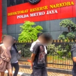 Polda Metro Jaya menangkap dua sejoli, RS dan VA, terkait dugaan peredaran etomidate, sabu, dan ganja di Jakarta. Puluhan cartridge etomidate turut disita. (Foto: Ditresnarkoba PMJ)