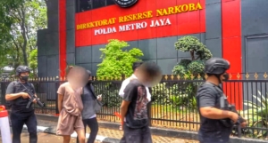 Polda Metro Jaya menangkap dua sejoli, RS dan VA, terkait dugaan peredaran etomidate, sabu, dan ganja di Jakarta. Puluhan cartridge etomidate turut disita. (Foto: Ditresnarkoba PMJ)