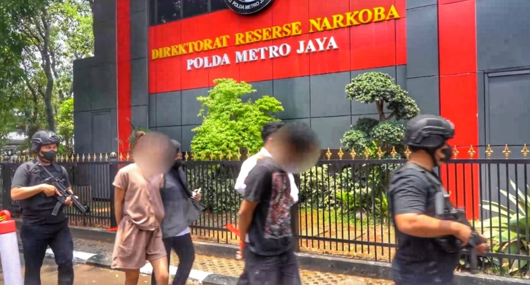 Polda Metro Jaya menangkap dua sejoli, RS dan VA, terkait dugaan peredaran etomidate, sabu, dan ganja di Jakarta. Puluhan cartridge etomidate turut disita. (Foto: Ditresnarkoba PMJ)