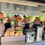 Polda Metro Jaya mendirikan dapur lapangan untuk melayani kebutuhan makanan 380 warga terdampak kebakaran di Kampung Muka, Ancol, Jakarta Utara. (Dok. Humas Polda Metro Jaya)