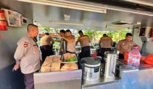 Polda Metro Jaya mendirikan dapur lapangan untuk melayani kebutuhan makanan 380 warga terdampak kebakaran di Kampung Muka, Ancol, Jakarta Utara. (Dok. Humas Polda Metro Jaya)