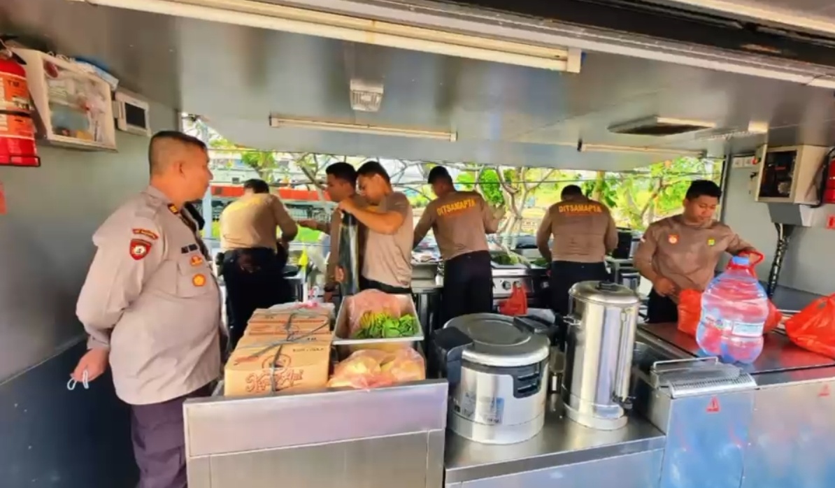 Polda Metro Jaya mendirikan dapur lapangan untuk melayani kebutuhan makanan 380 warga terdampak kebakaran di Kampung Muka, Ancol, Jakarta Utara. (Dok. Humas Polda Metro Jaya)