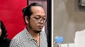 Polisi mengamankan pria berinisial O yang diduga menganiaya pengendara mobil di Jalan Tanjung Barat Raya, Jakarta Selatan. Aksi dipicu perselisihan saat berkendara. (Istimewa)