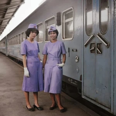 Sejarah pelayanan KAI di dalam kereta bermula sejak era 1930-an. Dari Restorka, pelayan restorasi, hingga prama-prami dan kereta makan modern. (Dok. KAI)