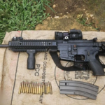 TNI menemukan senjata Caracal beserta 17 butir amunisi kaliber 5,56 mm di gua di Maybrat, Papua Barat Daya. Senjata ini sebelumnya dilaporkan dirampas OPM pada Maret 2026. (Dok. Koops TNI Habema)