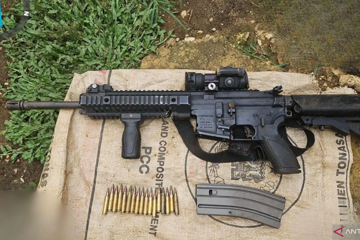 TNI menemukan senjata Caracal beserta 17 butir amunisi kaliber 5,56 mm di gua di Maybrat, Papua Barat Daya. Senjata ini sebelumnya dilaporkan dirampas OPM pada Maret 2026. (Dok. Koops TNI Habema)