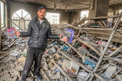 Buku-buku yang selamat dari kehancuran Gaza dibersihkan dan diperbaiki untuk kembali dibaca anak-anak, sekaligus menjaga pengetahuan dan sejarah tetap hidup. (Al Jazeera/Lina Ghassan Abu Zayed)