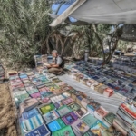 Saad berhasil menyelamatkan sekitar 12 ribu buku. Koleksi tersebut kemudian dipindahkan ke Deir el-Balah, tempat ia mendirikan perpustakaan bernama Athar di sebuah tenda. (Al Jazeera/ Lina Ghassan Abu Zayed)