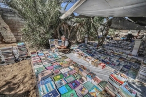 Saad berhasil menyelamatkan sekitar 12 ribu buku. Koleksi tersebut kemudian dipindahkan ke Deir el-Balah, tempat ia mendirikan perpustakaan bernama Athar di sebuah tenda. (Al Jazeera/ Lina Ghassan Abu Zayed)