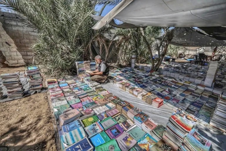 Saad berhasil menyelamatkan sekitar 12 ribu buku. Koleksi tersebut kemudian dipindahkan ke Deir el-Balah, tempat ia mendirikan perpustakaan bernama Athar di sebuah tenda. (Al Jazeera/ Lina Ghassan Abu Zayed)