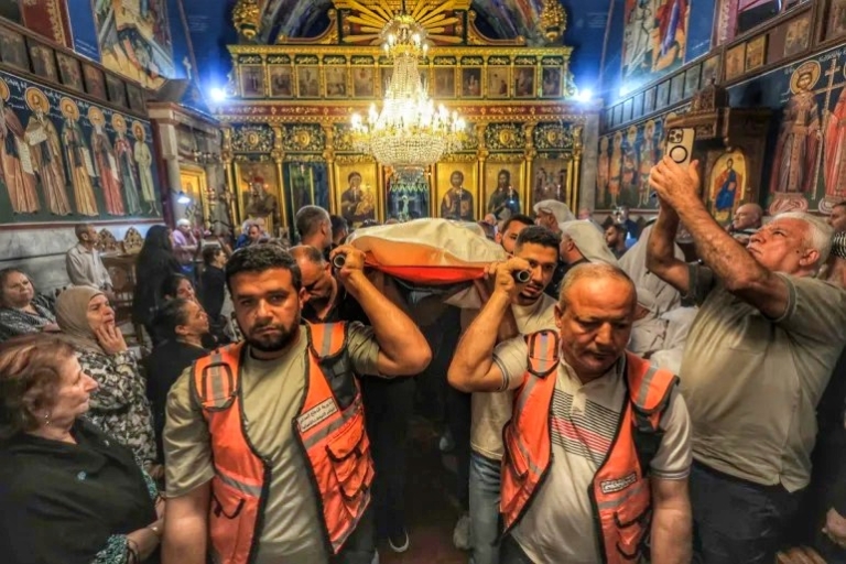 Dua perempuan Kristen, Maysa Abu Daoud dan putrinya Mary al-Najjar, tewas dalam serangan Israel di Gaza City. Patriark Yerusalem menyampaikan duka mendalam. (AFP/ Omar al-Qattaa)