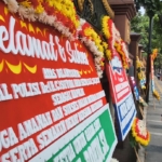 Sejumlah karangan bunga menghiasi Mabes Polri menyusul pergantian Kapolri. Persiapan penyambutan Komjen Pol Suyudi Ario Seto sebagai Kapolri baru turut terlihat. (Foto: ReportaseNews/Tama)