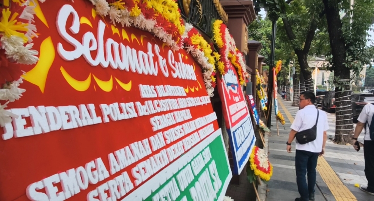 Sejumlah karangan bunga menghiasi Mabes Polri menyusul pergantian Kapolri. Persiapan penyambutan Komjen Pol Suyudi Ario Seto sebagai Kapolri baru turut terlihat. (Foto: ReportaseNews/Tama)