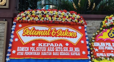 Sejumlah karangan bunga menghiasi Mabes Polri menyusul pergantian Kapolri. Persiapan penyambutan Komjen Pol Suyudi Ario Seto sebagai Kapolri baru turut terlihat. (Foto: ReportaseNews/Tama)