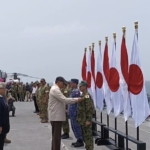 Menteri Pertahanan Sjafrie Sjamsoeddin menganugerahkan Satyalancana Dharma Samudera kepada 361 personel JMSDF atas dukungan penanganan karhutla di Kalimantan Barat. (Adi)