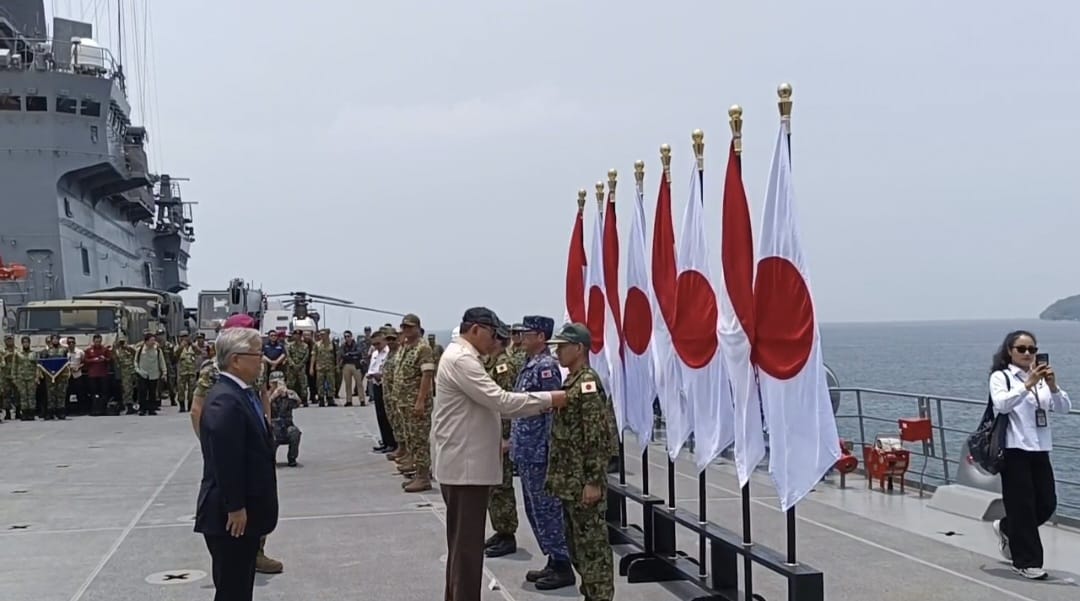 Menteri Pertahanan Sjafrie Sjamsoeddin menganugerahkan Satyalancana Dharma Samudera kepada 361 personel JMSDF atas dukungan penanganan karhutla di Kalimantan Barat. (Adi)