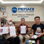 Kedok ritual spiritual terbongkar, seorang dukun di Banyumas diduga menghamili siswi SMA yang merupakan anak dari kekasihnya. Warga sekitar terkejut dan mendesak proses hukum. (Kus)