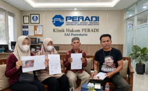 Kedok ritual spiritual terbongkar, seorang dukun di Banyumas diduga menghamili siswi SMA yang merupakan anak dari kekasihnya. Warga sekitar terkejut dan mendesak proses hukum. (Kus)