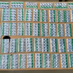 Polda Metro Jaya mengamankan RI, 26, terkait dugaan peredaran obat keras daftar G di Pondok Pinang, Jakarta Selatan. Polisi menyita 827 butir obat. (Ditresnarkoba PMJ)