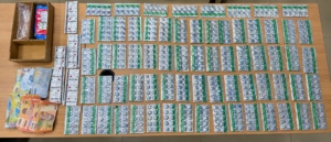 Polda Metro Jaya mengamankan RI, 26, terkait dugaan peredaran obat keras daftar G di Pondok Pinang, Jakarta Selatan. Polisi menyita 827 butir obat. (Ditresnarkoba PMJ)