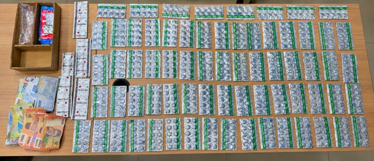 Polda Metro Jaya mengamankan RI, 26, terkait dugaan peredaran obat keras daftar G di Pondok Pinang, Jakarta Selatan. Polisi menyita 827 butir obat. (Ditresnarkoba PMJ)