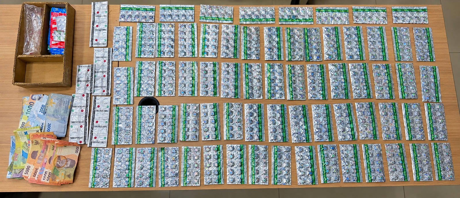Polda Metro Jaya mengamankan RI, 26, terkait dugaan peredaran obat keras daftar G di Pondok Pinang, Jakarta Selatan. Polisi menyita 827 butir obat. (Ditresnarkoba PMJ)