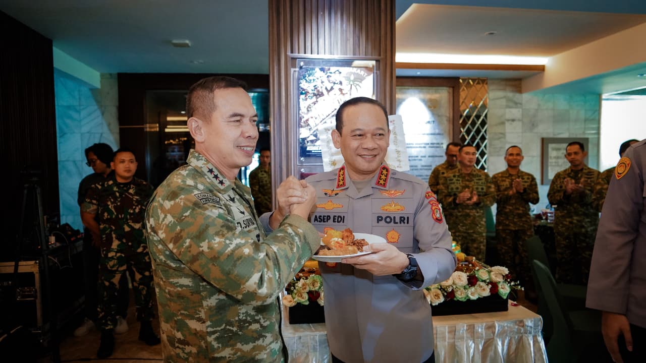 Kapolda Metro Jaya Komjen Pol Asep Edi Suheri menghadiri syukuran HUT ke-81 TNI di Makodam Jaya. TNI-Polri memperkuat sinergi menjaga keamanan Jakarta. (Humas Polda Metro Jaya)