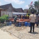Babinsa Kawal Distribusi Air Bersih untuk Warga Kenongorejo yang Dilanda Kekeringan