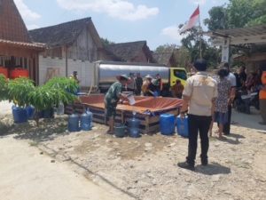Babinsa Kawal Distribusi Air Bersih untuk Warga Kenongorejo yang Dilanda Kekeringan