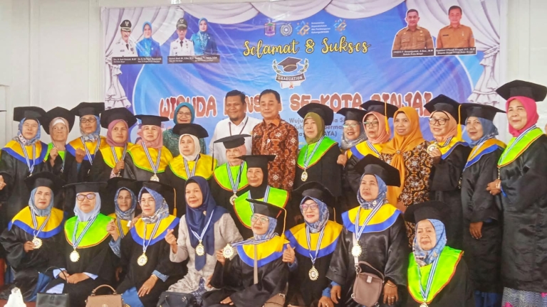  Unik! Wisuda Lansia Berdaya