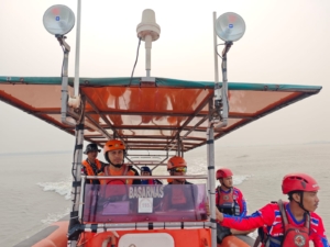 ABK KM Eka Prima, Dicka Wahyudi (21), ditemukan meninggal dunia di perairan Jungkat, Kubu Raya. Basarnas Pontianak mengusulkan penutupan operasi SAR setelah tiga hari pencarian. (Adi)