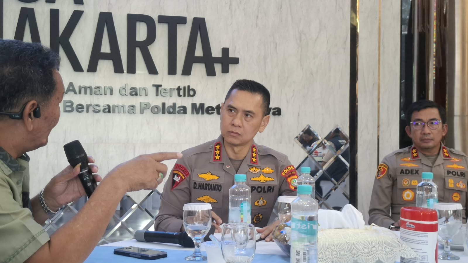 Kapolda Metro Jaya Dadang Hartanto membuka kanal aduan WhatsApp 08118129494 dan menyerap kritik wartawan untuk meningkatkan transparansi serta pelayanan kepolisian. (Bud)