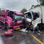 Truk bermuatan tabung elpiji bertabrakan dengan truk boks di Jalan Trans Kalimantan, Kubu Raya. Pengemudi truk elpiji tewas, dua orang terluka. (Adi)