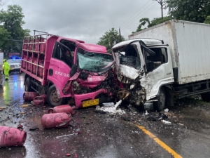 Truk bermuatan tabung elpiji bertabrakan dengan truk boks di Jalan Trans Kalimantan, Kubu Raya. Pengemudi truk elpiji tewas, dua orang terluka. (Adi)
