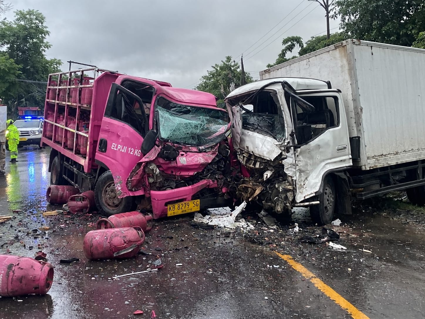 Truk bermuatan tabung elpiji bertabrakan dengan truk boks di Jalan Trans Kalimantan, Kubu Raya. Pengemudi truk elpiji tewas, dua orang terluka. (Adi)