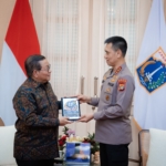 Kapolda Metro Jaya Dadang Hartanto dan Gubernur Jakarta Pramono Anung membahas keamanan ibu kota, pencegahan narkoba, program Poliran, lapangan kerja, dan pelayanan publik. (Humas Polda Metro Jaya)