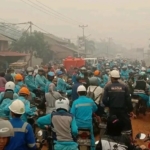 Karhutla di Kalimantan Barat masih membebani warga. Selain ancaman kabut asap dan ISPA, masyarakat Ketapang menghadapi antrean BBM meski tambahan pasokan telah tiba. (Adi)