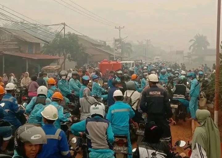 Karhutla di Kalimantan Barat masih membebani warga. Selain ancaman kabut asap dan ISPA, masyarakat Ketapang menghadapi antrean BBM meski tambahan pasokan telah tiba. (Adi)