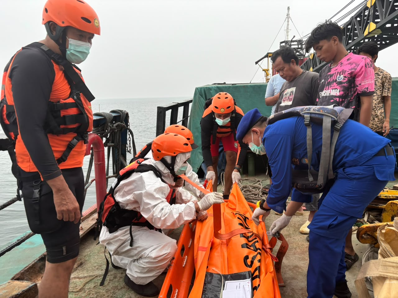 Basarnas Pontianak bersama tim SAR gabungan mengevakuasi jenazah ABK KM Karsa Setia dari perairan Muara Jungkat ke KSOP Pelabuhan Pontianak. (Adi)