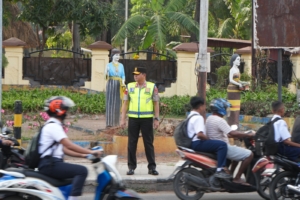 Kapolda dan Wakapolda NTT Turun Langsung Atur Lalu Lintas di Jam Sibuk Pagi