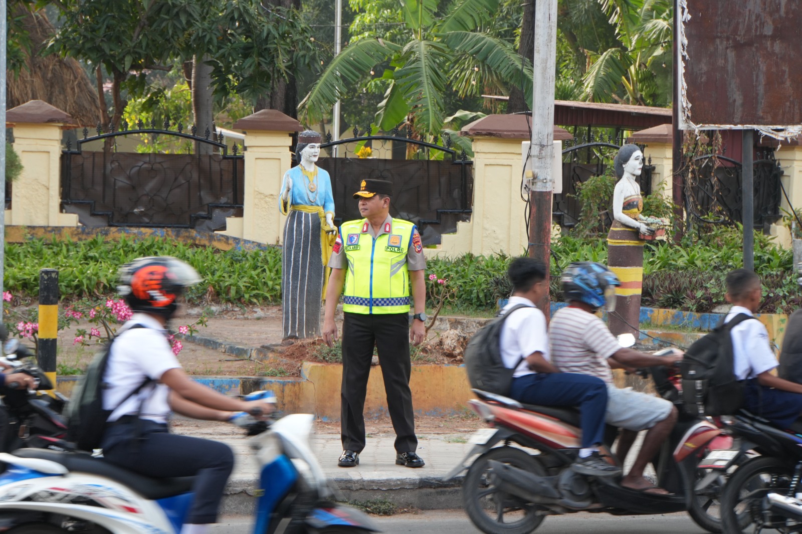 Kapolda dan Wakapolda NTT Turun Langsung Atur Lalu Lintas di Jam Sibuk Pagi