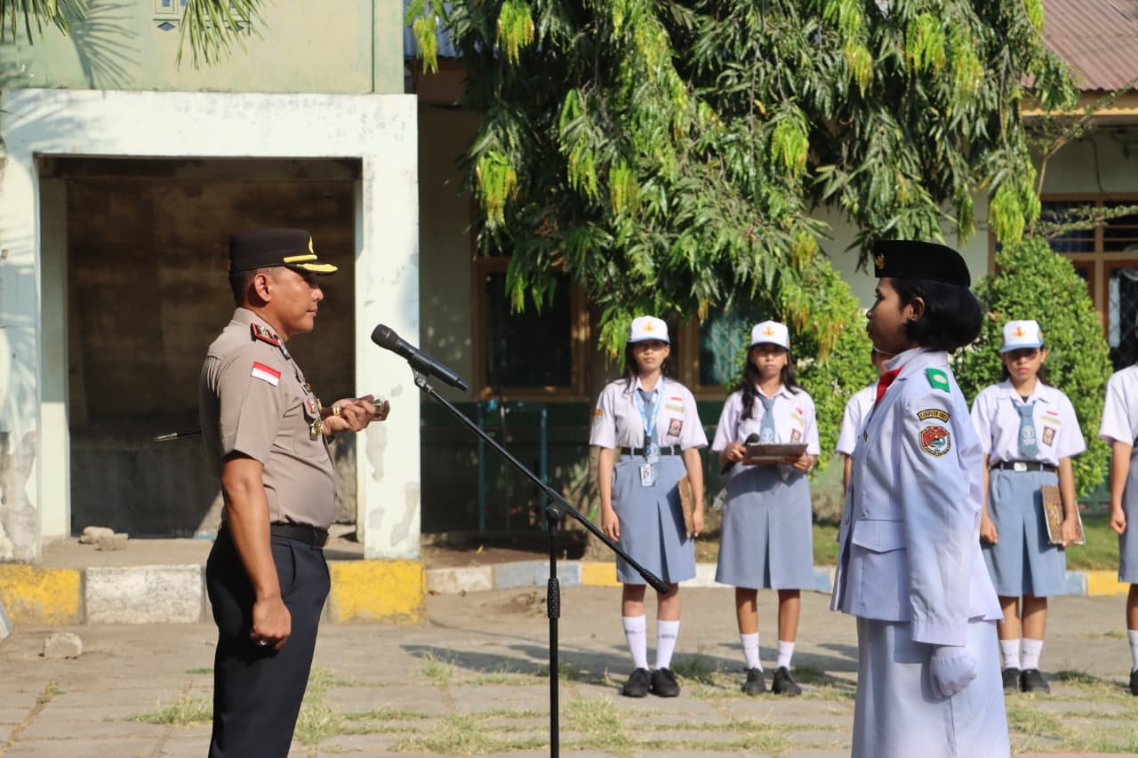 Bangun Komunikasi dengan Sekolah Kapolres Sikka Pimpin Upacara di Sekolah