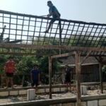 Hari Ke-9 Rehab RTLH Bu Kasiyem, Satgas TMMD Ganti Kayu Lapuk dengan Kayu Baru