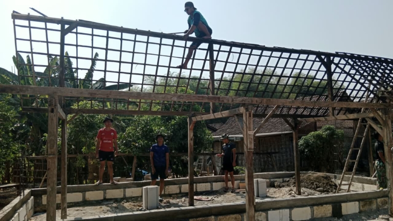 Hari Ke-9 Rehab RTLH Bu Kasiyem, Satgas TMMD Ganti Kayu Lapuk dengan Kayu Baru